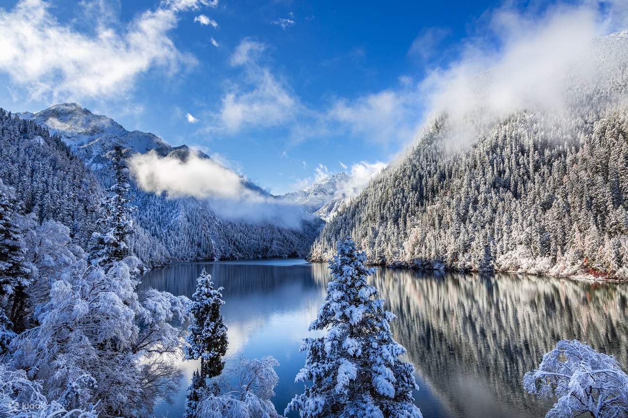 Lago dei Cinque Fiori di Jiuzhaigou - Paesaggio innevato invernale